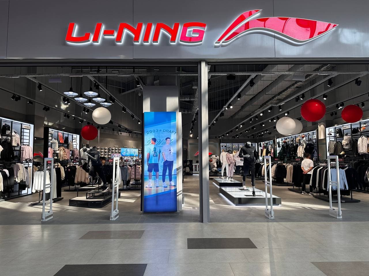 Li Ning Hisselerinde %4’lük Sıçrama: Gelir Beklentisi Yumuşak Toparlanma Sinyali Verdi