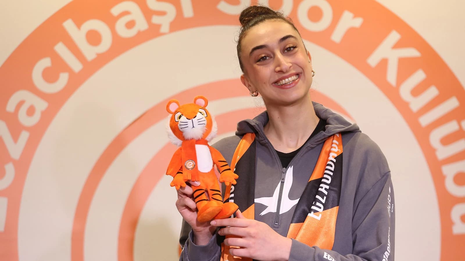 Eczacıbaşı Dynavit, Milli Pasör Elif Şahin ile Sözleşmesini Uzattı