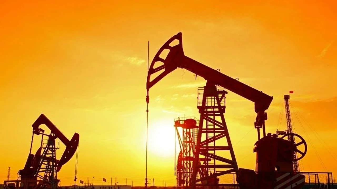 ABD’deki Üretim Aksamaları Petrolü Yukarı Taşıdı, Dolar Desteği Sürüyor