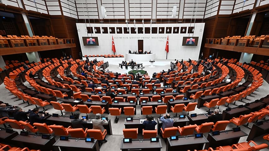 Kanun Teklifinin Komisyon Görüşmeleri Ertelendi: Sosyal Medya ve Doğum İzni Düzenlemeleri Dahil