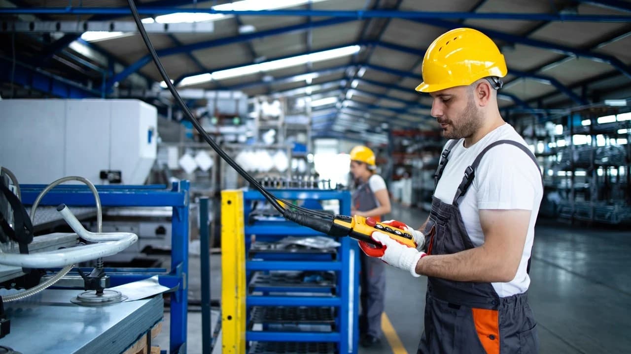 Euro Bölgesi ve AB'de Sanayi Üretimi Nisan'da Ilımlı Artış Gösterdi