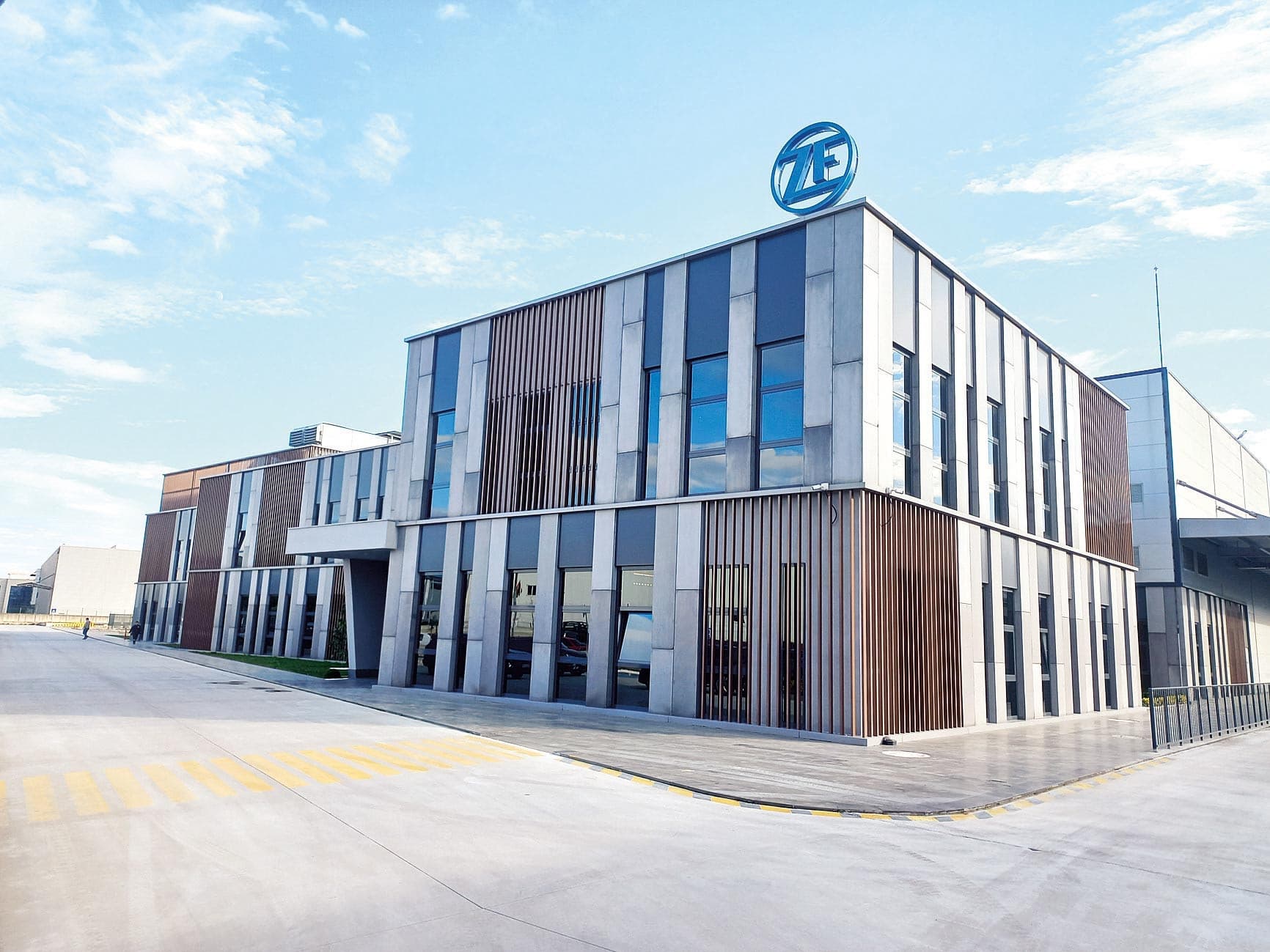 ZF Grubu Türkiye'deki Yatırımlarını Sürdürüyor, Maliyet Artışlarına Rağmen Güvenini Koruyor