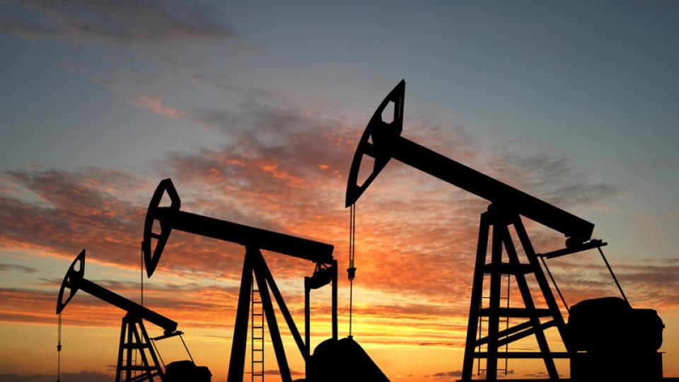 Tanker Geçişlerinin Sürmesi Petrol Fiyatlarında Düşüşe Neden Oldu
