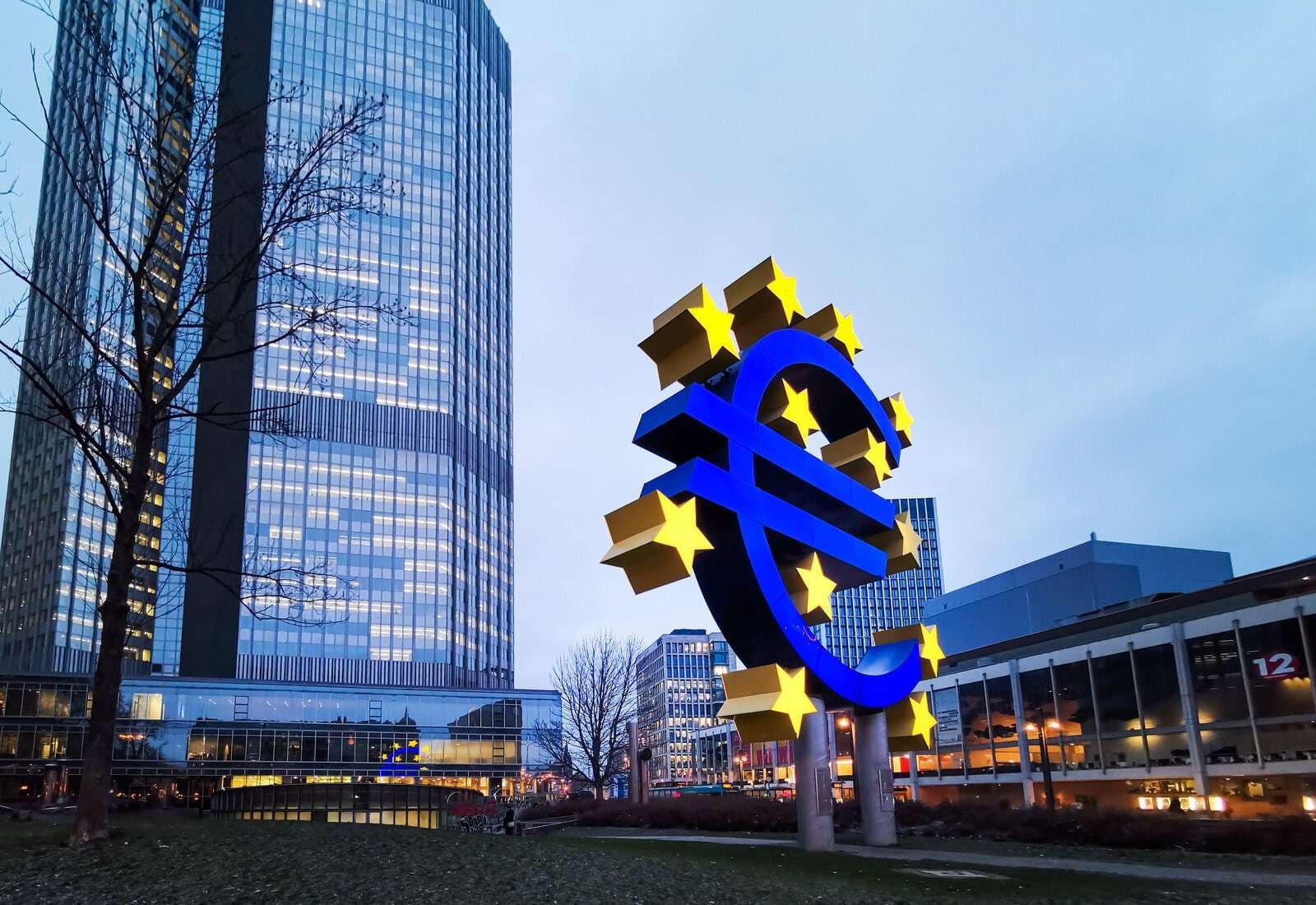 ECB Başekonomisti Lane: Enerji Fiyat Artışları Enflasyonu 2027'ye Kadar Hedef Üzerinde Tutacak
